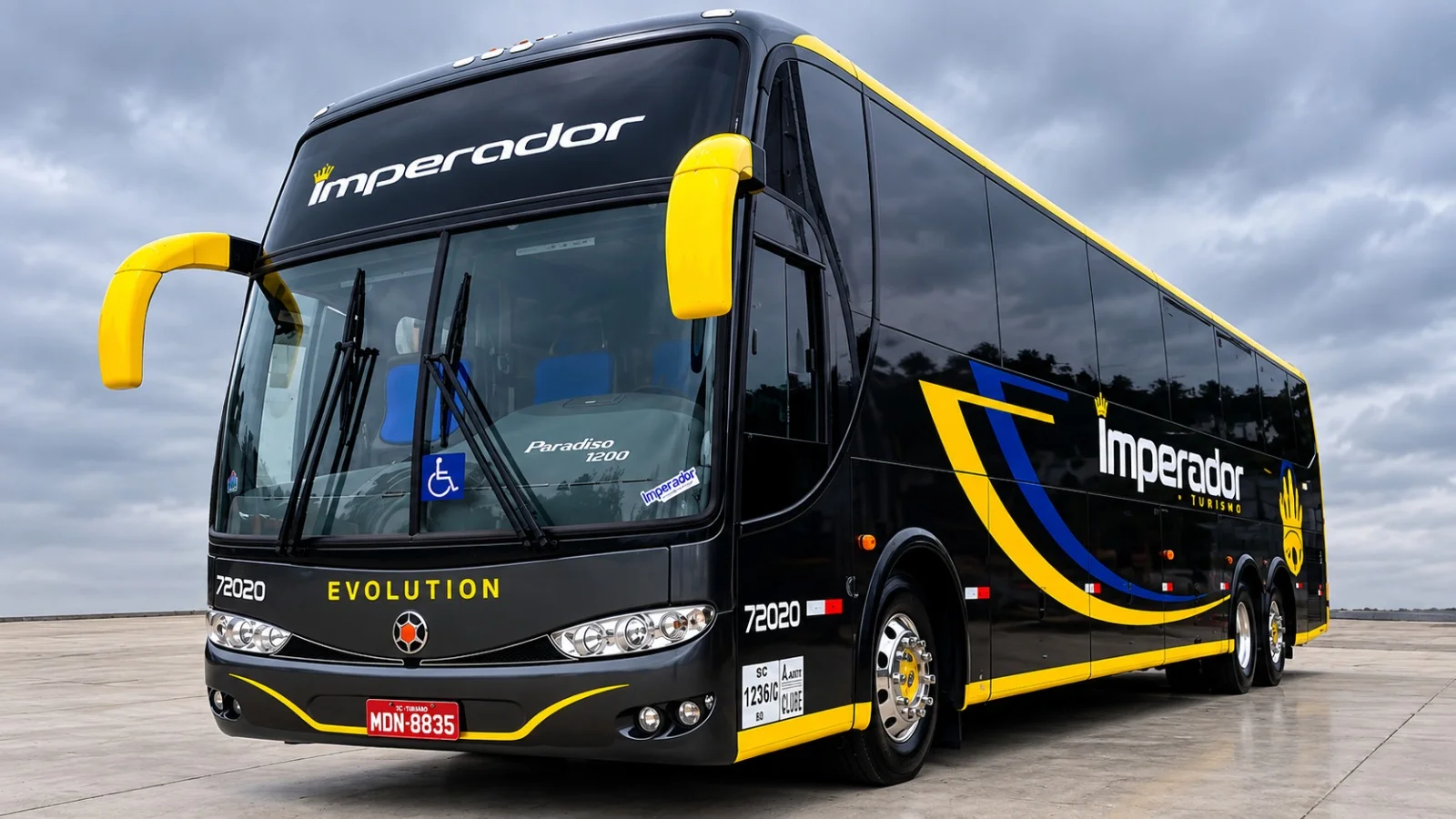 Ônibus 72020 da Imperador, preto e amarelo, de frente