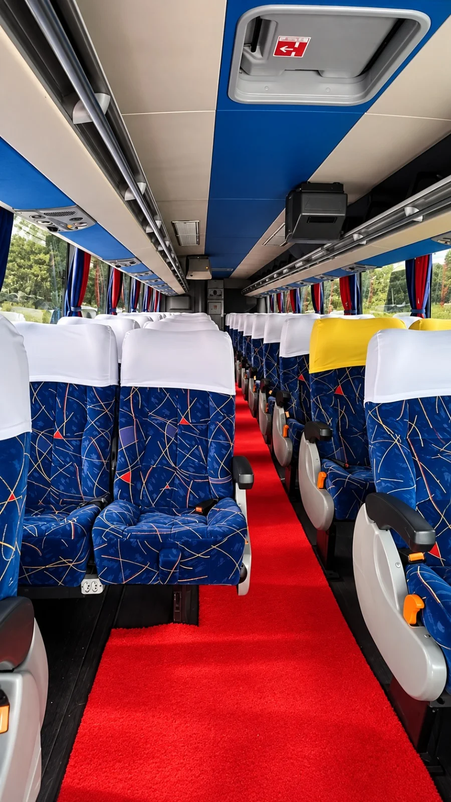 Ônibus 72020 da Imperador, preto e amarelo, de frente, foto 2 de 4