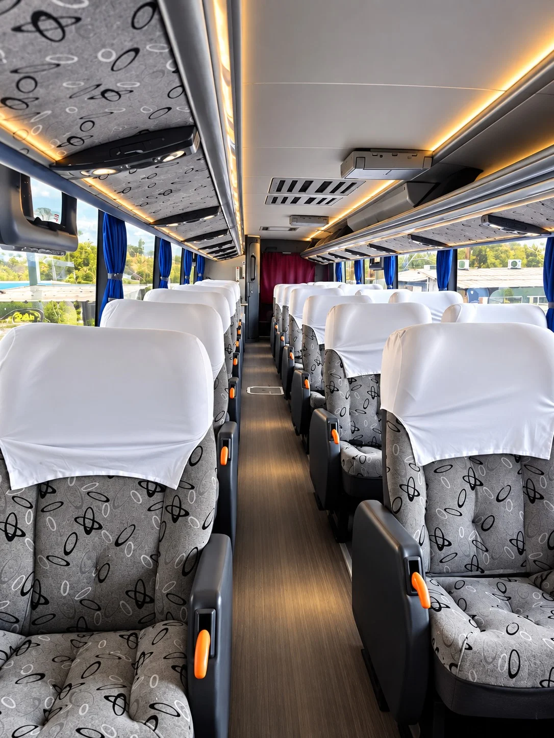 Ônibus 75050 da Imperador, preto com faixas amarela e azul, de frente, foto 3 de 5